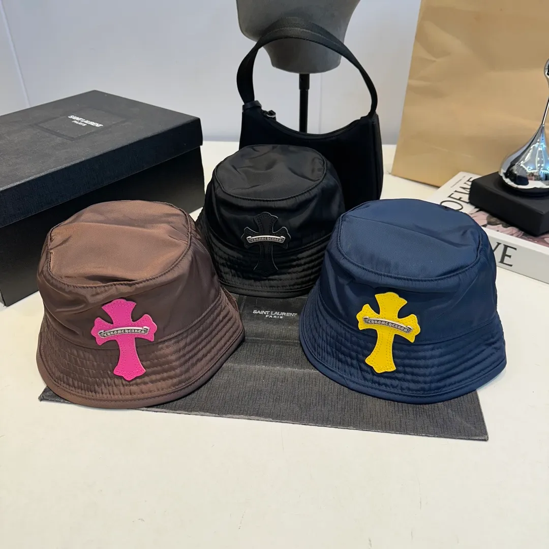 P70 𝐶ℎ𝑟𝑜𝑚𝑒 𝐻𝑒𝑎𝑟𝑡𝑠 Crow Heart Chocolate Barbie Pink Cross Leather Brand Horseshoe Roll Sleeves Sanskrit Letters Fisherman Hat Sun Hat